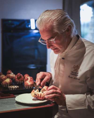 Chef cuisinier qui prépare un plat à base de truffe